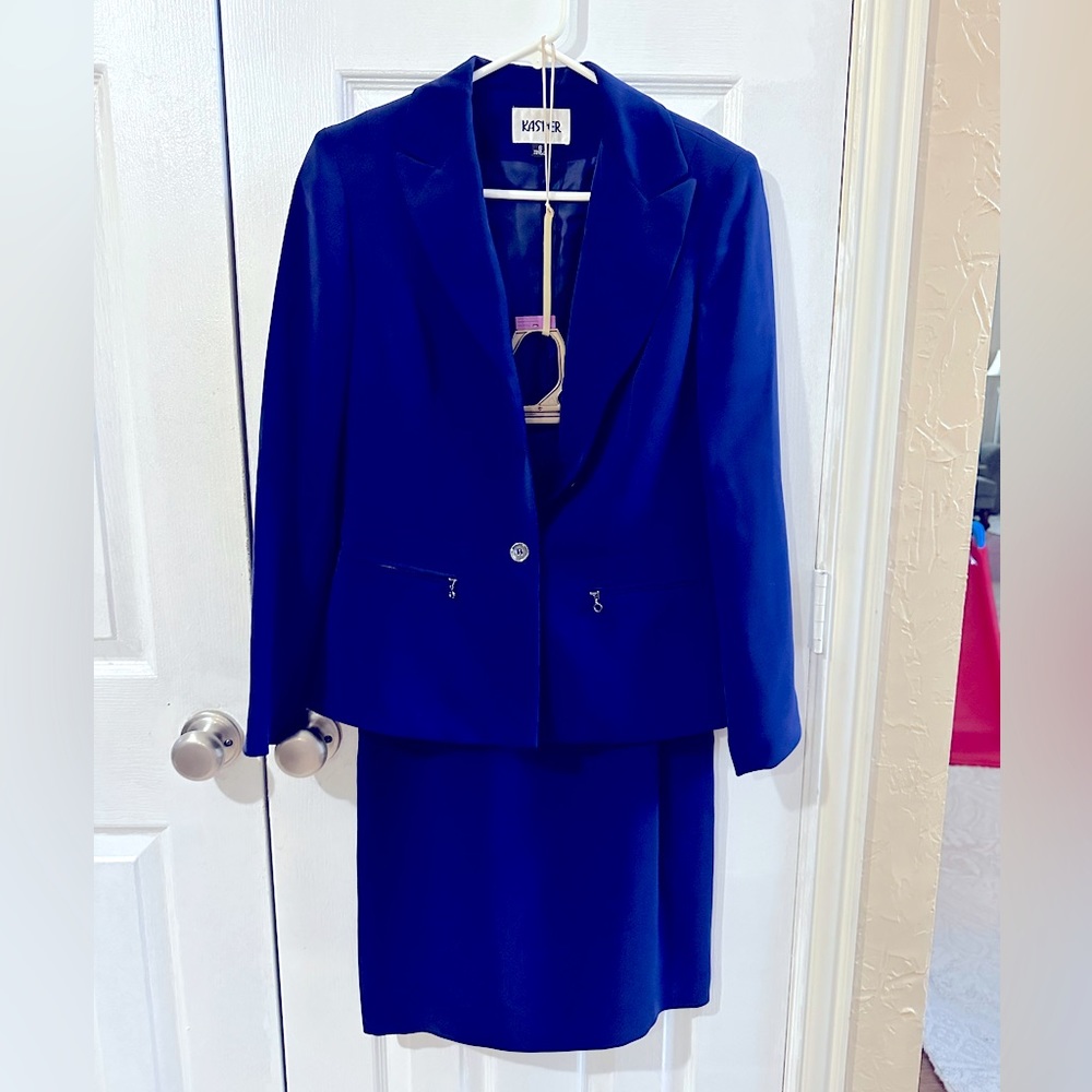 Ladies Kasper Size 6 Ultramarine Blue matching jacket and skirt suit.